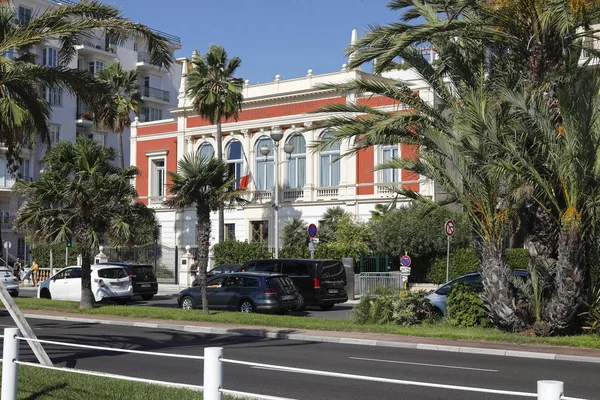 Edificio circondato da palme verdi — Foto Stock