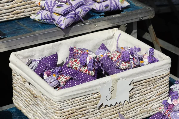 Fiori secchi chiusi in piccoli sacchetti di tela — Foto Stock