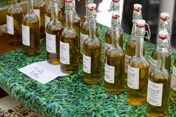 Öl für Lebensmittelzwecke ist in Glasflaschen — Stockfoto