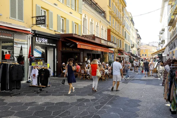Пешеходная улица, рестораны и магазины — стоковое фото