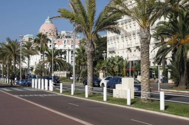 Promenade des Anglais ve iki bina