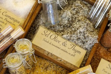 Zeytin ve kekik ile tuz çeşnileri