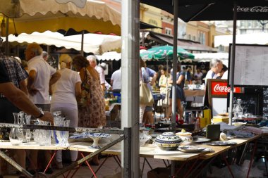 Birçok kullanılmış öğenin olduğu tezgahlar