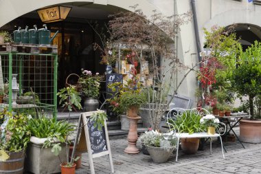 Tesis dükkanı, atari salonlarının hemen yanında..