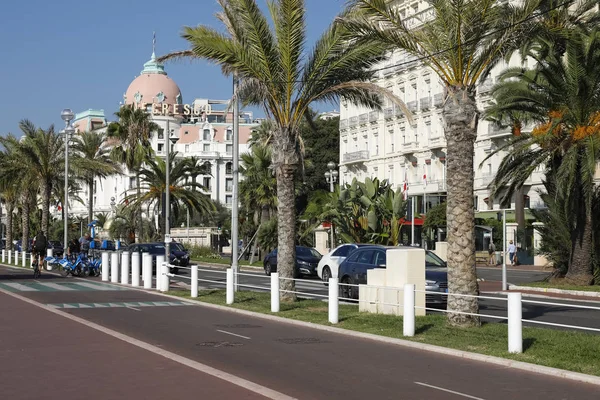 Promenade des Anglais e due edifici — Foto Stock
