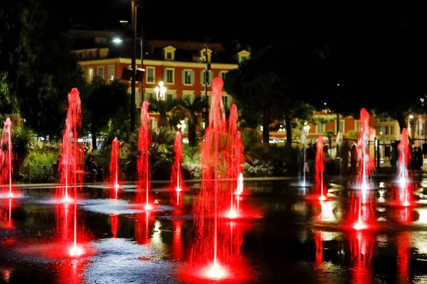 Red lights of the famous fountain in Nice — Stock Photo, Image