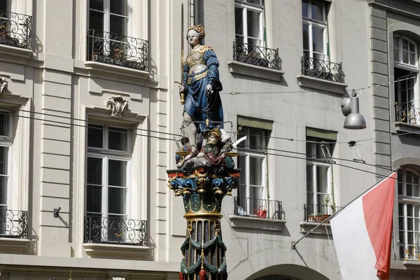 Scultura in cima alla fontana storica — Foto Stock