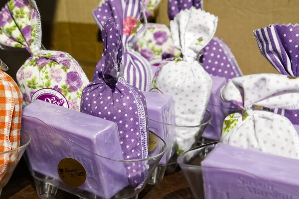 Saponi e sacchetti di tela riempiti con lavanda secca — Foto Stock