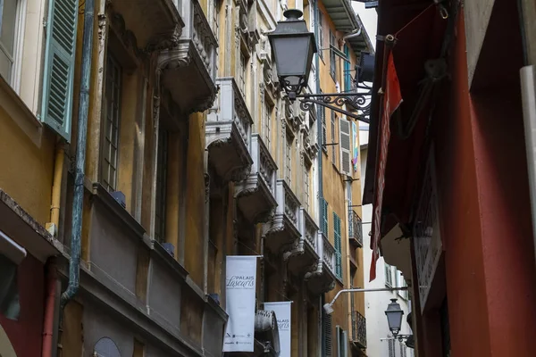 The facade of a tenement house with balconies — Stock Photo, Image