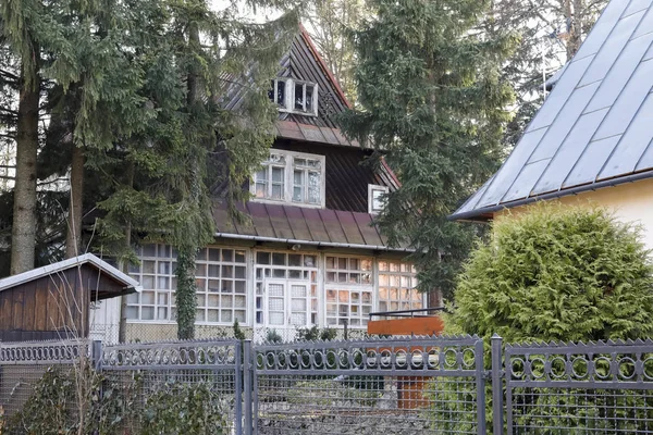 La casa familiar parece escondida entre los árboles — Foto de Stock