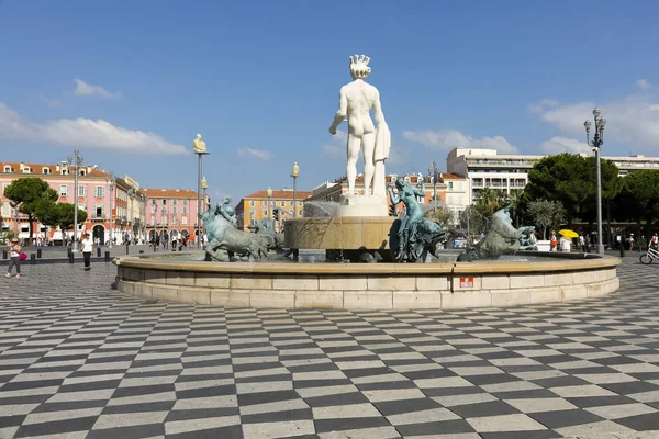 Na náměstí Massena se dívá Apollonova postava — Stock fotografie
