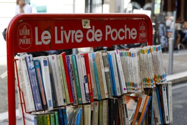 Birçok ikinci el kitap var.