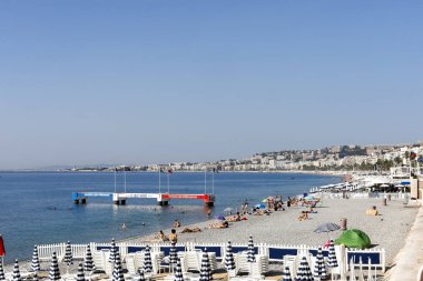 Deniz sularında beton bir yapı vardır.