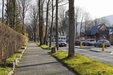 Yayaların olmadığı bir kaldırım var.