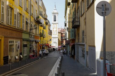 Uzakta yüksek bir çan kulesi var.