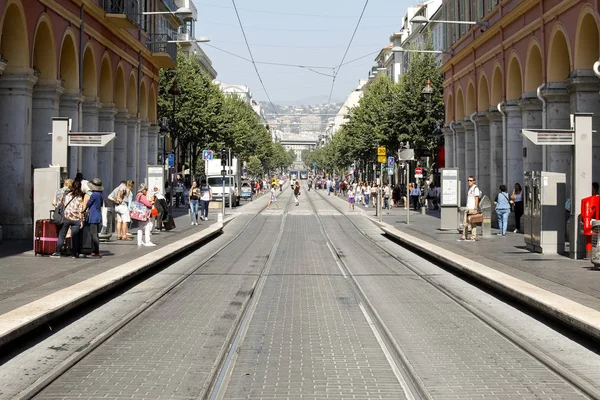 Tramvay bekleyen yolcular için iki platform — Stok fotoğraf