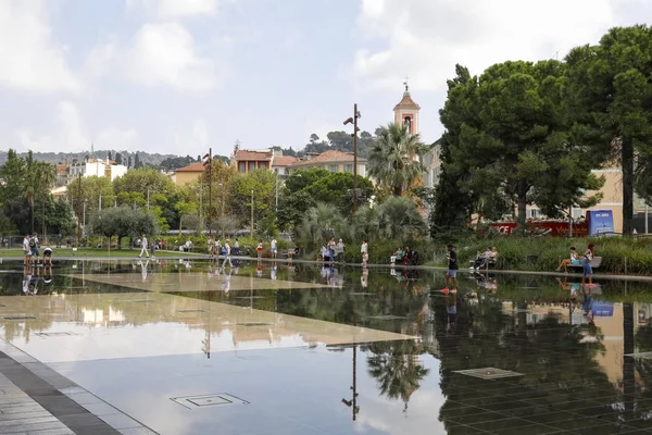 Mokrá dlažba slavné fontány v Nice — Stock fotografie