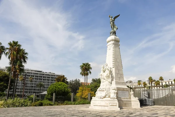 Nice 'deki beyaz mermer anıt. — Stok fotoğraf