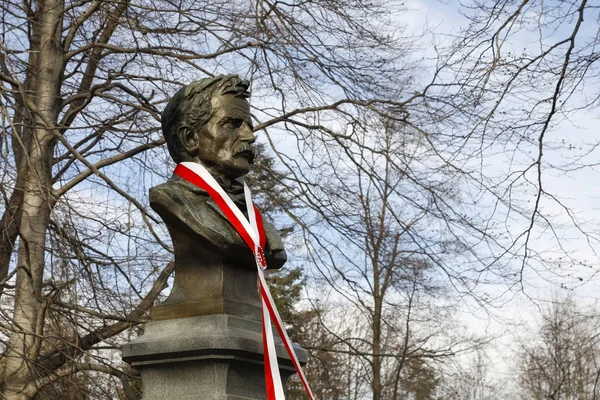 Fita branca e vermelha adorna o monumento — Fotografia de Stock