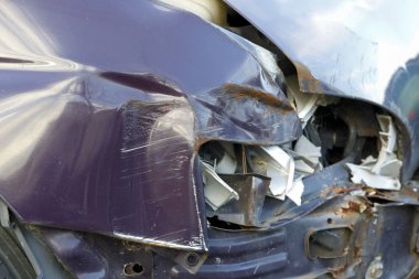 Araba parçaları bir trafik kazasında hasar gördü