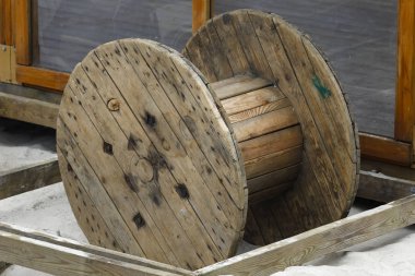 Güç kablosunu ağaçtan reel boş