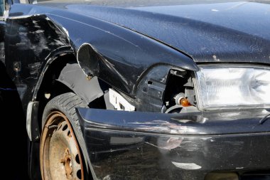 Birçok parça büyük hasar gördü.