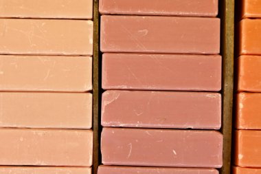 Sabun küpleri yığınları arka planı oluşturur