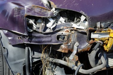 Bu aracın ön kısmı ağır hasarlı.
