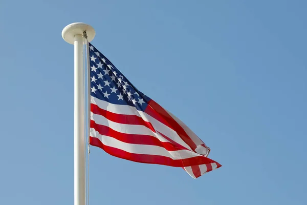 Amerikanische Flagge gegen blauen Himmel — Stockfoto