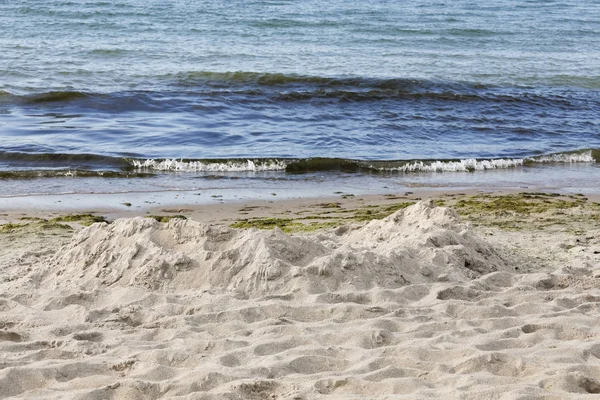 Playa y restos de un castillo de arena —  Fotos de Stock