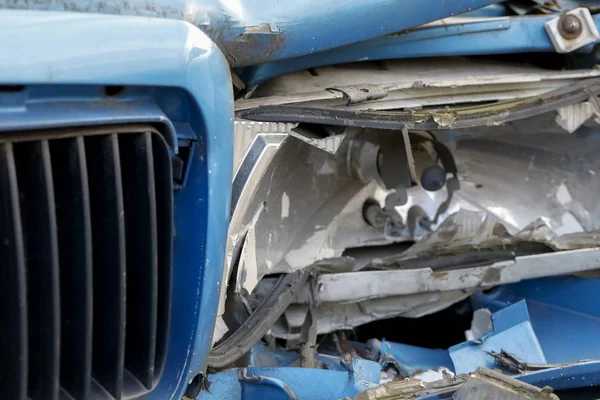 Gebogen carrosseriepanelen en gebroken koplamp — Stockfoto