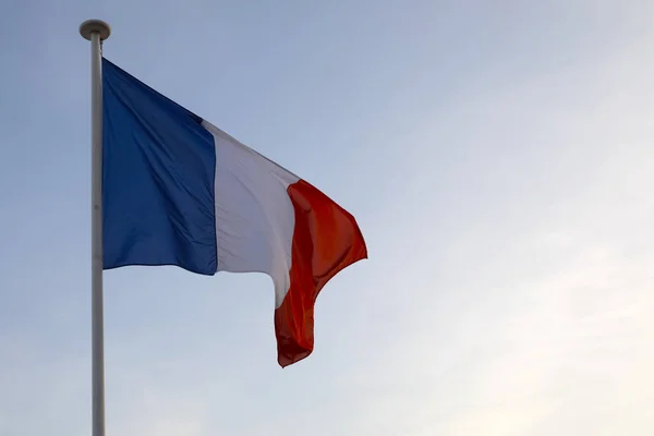 Hintergrundbeleuchtung beleuchtet die Flagge von Frankreich — Stockfoto