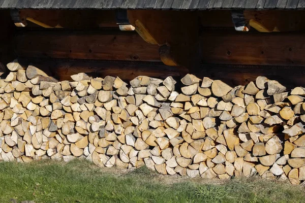 Dřevo za zdí domu — Stock fotografie