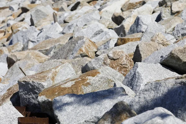 Важкі камені, що захищають дюни від морських хвиль — стокове фото