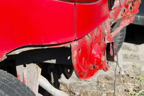Coche rojo después de una colisión en carretera —  Fotos de Stock