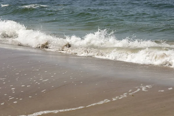Splash fali morskiej na piaszczystym brzegu — Zdjęcie stockowe