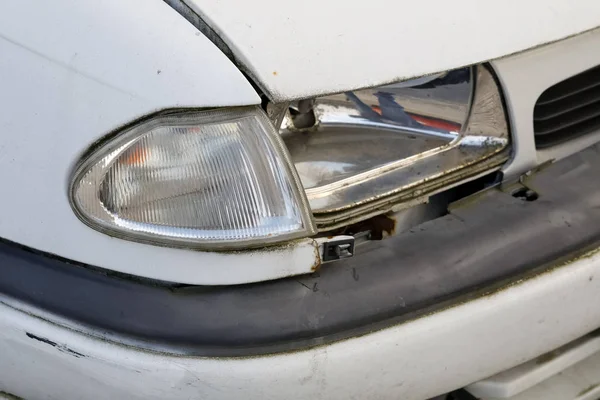 Das Auto ist kaputt und der Scheinwerfer beschädigt — Stockfoto