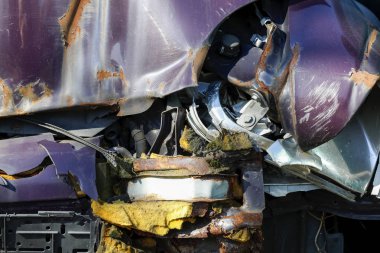 Arabanın ön cephesinde çok ciddi hasar