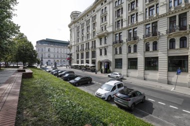 Dar bir sokakta büyük bir bina