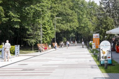 Yayalar için bir park kaldırım