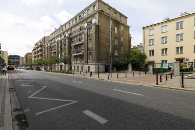 Sokağın yanında bir ev.