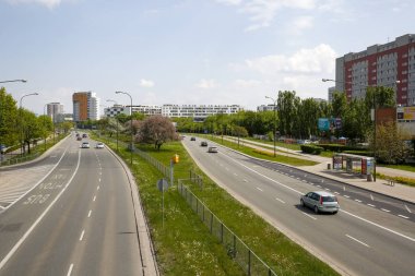 Geniş bir ekspres yol şehir boyunca yol açar