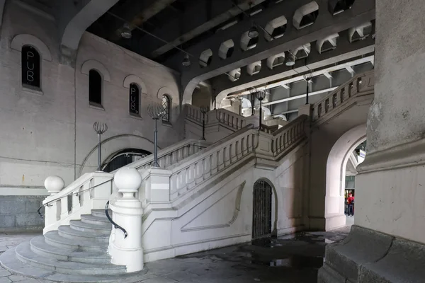 Eine Treppe befindet sich unter dem Viadukt — Stockfoto