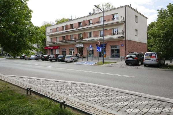 A tenement house by the street — Stock Photo, Image