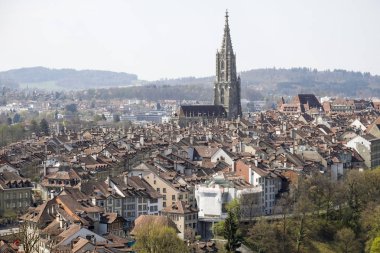 Uzaktan eski şehri görebilirsiniz.