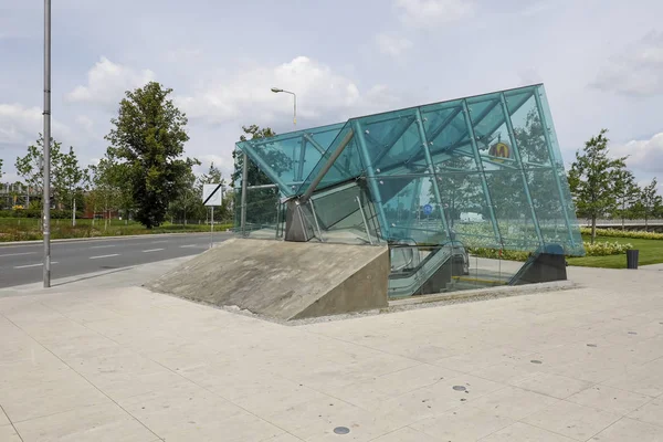 External view of the entrance to the metro station — Stock Photo, Image