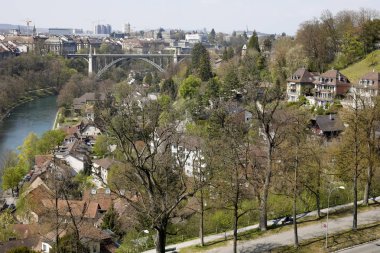 Bern'de yemyeşil doğa ve Aare Nehri