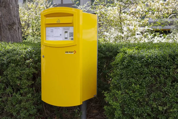 漆成黄色的邮箱在伯尔尼 — 图库照片