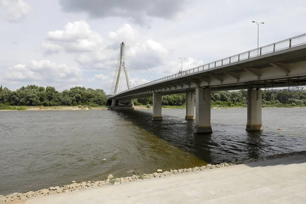 A ponte sobre o rio em Varsóvia — Fotografia de Stock