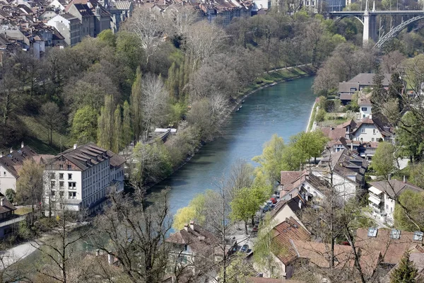 A város és az Aare folyó átáramlik — Stock Fotó